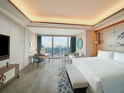Raffles Shenzhen, Enjoy the daily happy hour in Long Bar, complimentary mini bar and welcome amenities Hotel in Hong Kong