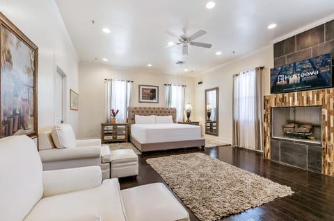 Spacious 4BD Luxury Penthouse with Balcony Condo in New Orleans