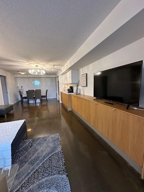 Toronto Downtown Luxurious Stylish 3 Bedroom 3 Bath 2 Balconies near Rogers Centre lakeview condo Apartment in Toronto