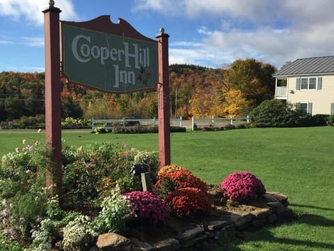 Cooper Hill Inn Pousada in Dover