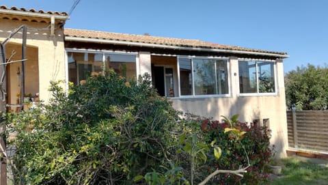 Home Tranquille Dans la Cité du Mimosa - 2 étoiles - Axelle Loc'Appart Casa in Mandelieu-La Napoule