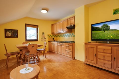 TV and multimedia, Kitchen or kitchenette, Dining area