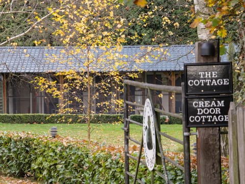 Cream Door Cottage Casa in Wyre Forest District