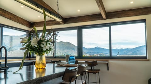 Farrant Drive - Sleeps 8 - Lake & mountain views - Modern & Stylish House in Wanaka