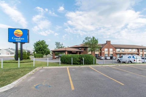 Property building, On site, Street view, Location, Parking