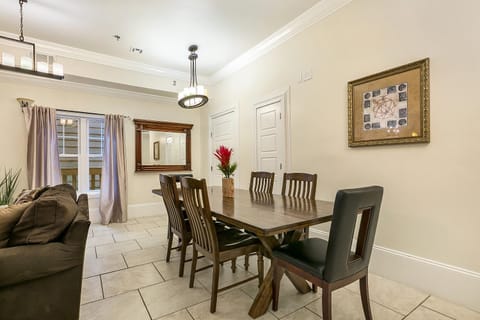 Modern 4BR City Condo 5min drive to FQ Appartement in New Orleans