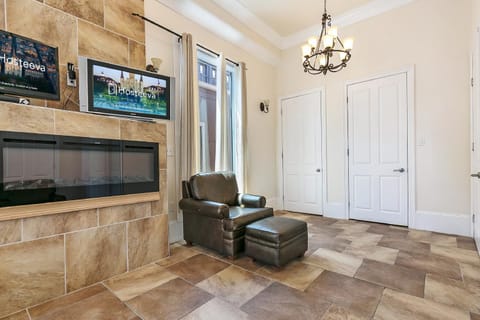 Spacious 4BR Condo on Carondelet Near All Hot Spo Apartment in New Orleans