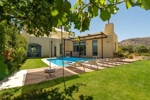 Property building, Patio, Spring, Day, Garden, Pool view, Swimming pool, sunbed