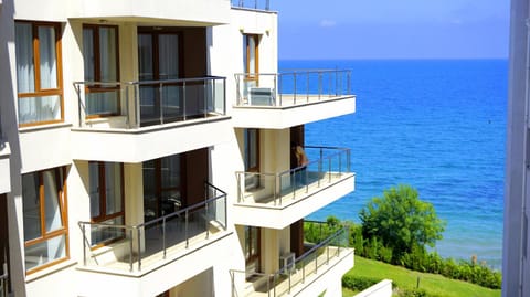 Апартаменти Бяла Клиф на плажа - Apartments Byala Cliff First Line Copropriété in Varna Province