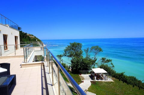 Апартаменти Бяла Клиф на плажа - Apartments Byala Cliff First Line Condominio in Varna Province