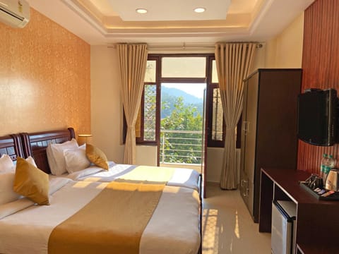 TV and multimedia, Photo of the whole room, Bedroom, Mountain view, wardrobe, air conditioner