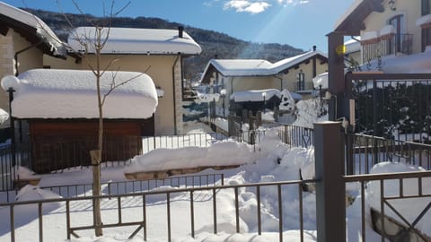 Facade/entrance, Neighbourhood