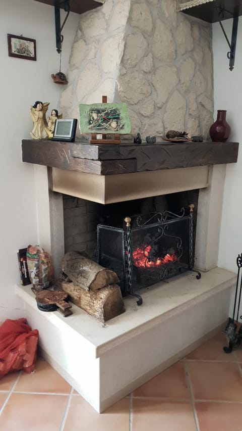 Dining area, fireplace