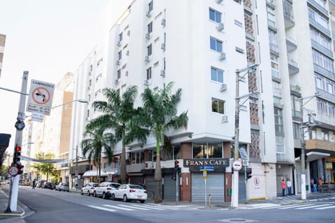 Property building, Nearby landmark, Facade/entrance, Neighbourhood