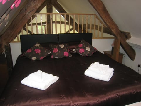 Romeo Cottage - Sleeps 4 - Open Plan Barn - Private Hot Tub & Garden House in England