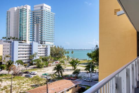 23 Palms Suites - Midtown Wynwood Condo in Miami