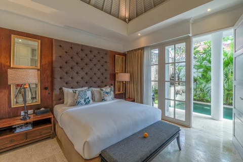 Mosan House - unique art-filled gem in perfect location a short walk from the beach or Seminyak Square including AC office for remote working Villa in Kuta