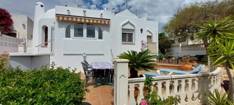 Villa totalmente independiente con piscina comunitaria Chalet in Calp