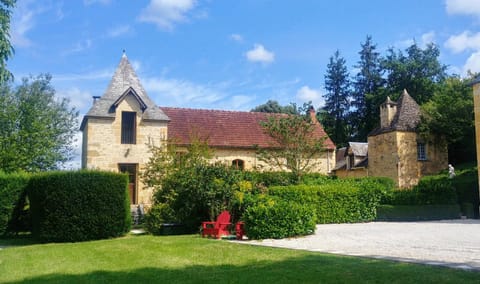 Property building, Facade/entrance, Garden, Garden view