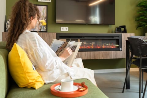 People, People, People, TV and multimedia, Coffee/tea facilities, Living room, Food and drinks, Seating area, Food, Entertainment, Entertainment, group of guests, fireplace, fireplace