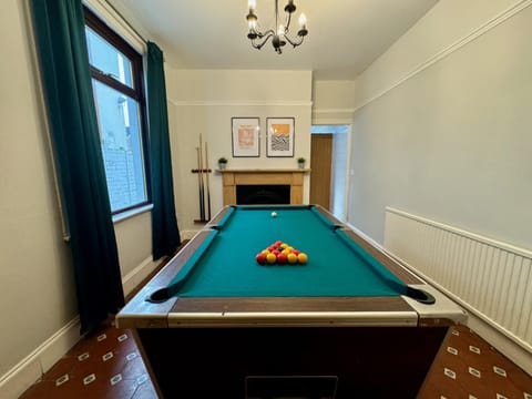 Large CityCentre Townhouse & Hot Tub, Pool Table and Offroad Parking House in Cardiff