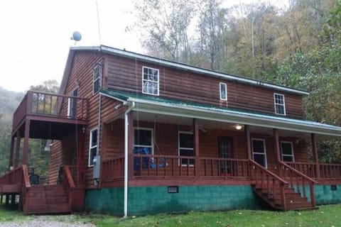 The Bunkhouse - 3 BR, 2 BA Deluxe Cabin House in West Virginia