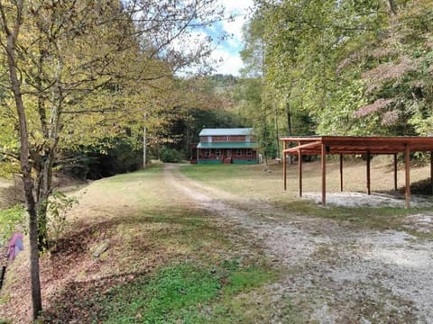 The Bunkhouse - 3 BR, 2 BA Deluxe Cabin House in West Virginia
