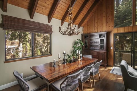 Treetop Cabin, Modern Luxe, 1700 sqft, Deck, View, Dogs, In Village, AC House in Lake Arrowhead