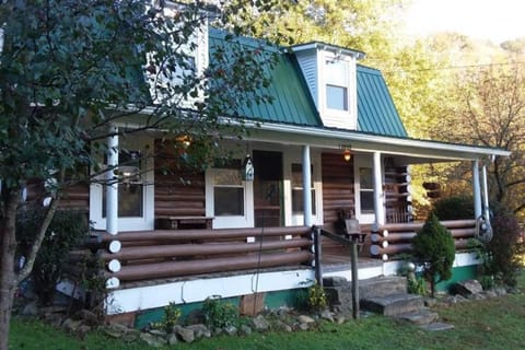 The Lodge - Chestnut Log Cabin & Game Room House in West Virginia