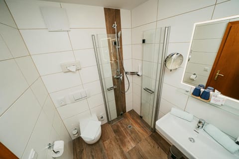 Shower, Toilet, Bathroom, towels