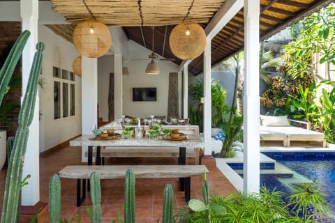 Garden, Living room, Seating area, Dining area, Swimming pool, Swimming pool