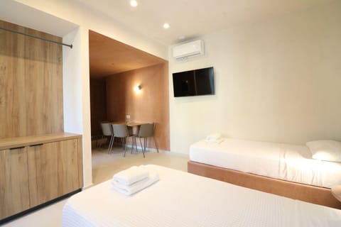 Bed, TV and multimedia, Photo of the whole room, Bedroom, towels, wardrobe, air conditioner