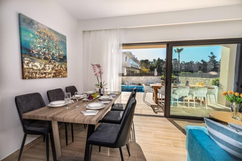 Dining area, Pool view