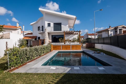 BeGuest Sun & Pool House Casa in Estoril