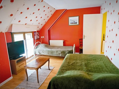 Bed, TV and multimedia, Coffee/tea facilities, Food and drinks, Food and drinks, Photo of the whole room, Bedroom, Drinks, Drinks, internet, internet, internet