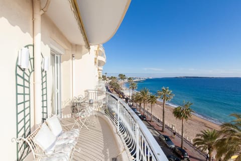 2-Br apartment by the beaches Magical sea view Apartment in Cannes