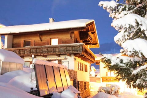 Staff, People, Property logo or sign, BBQ facilities, Fishing, Garden, Golfcourse, Ski School, Skiing, Snorkeling, Squash, Table tennis, Balcony/Terrace, Other, Decorative detail, Tennis court, Windsurfing, Canoeing, Hiking, Cycling, Diving, Logo/Certificate/Sign, Text overlay, Area and facilities, Sports, Entertainment, Certificate/Award, Family