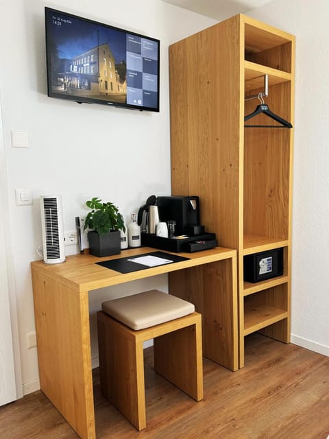 TV and multimedia, Coffee/tea facilities, Dining area, wardrobe