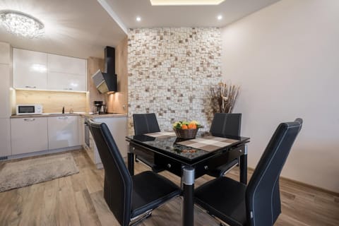 Kitchen or kitchenette, Seating area, Dining area