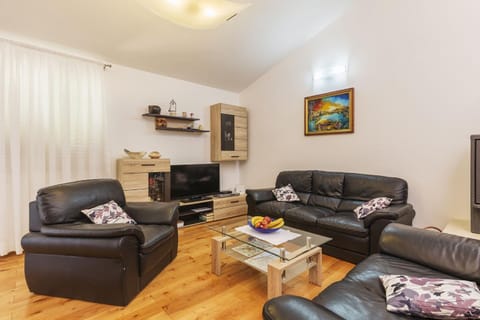 Property building, TV and multimedia, Living room, Seating area