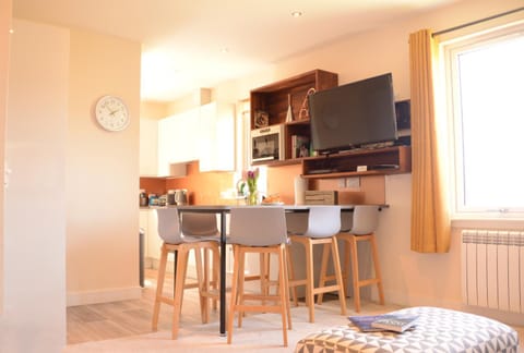 Property building, TV and multimedia, Dining area, kitchen