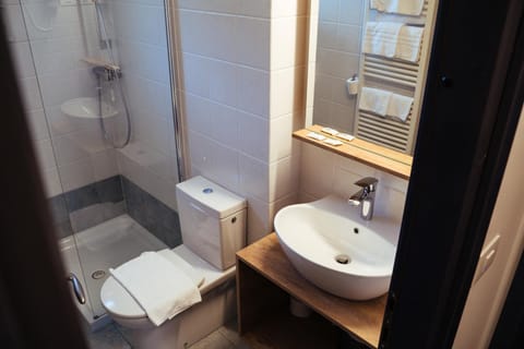 Shower, Toilet, Bathroom, towels