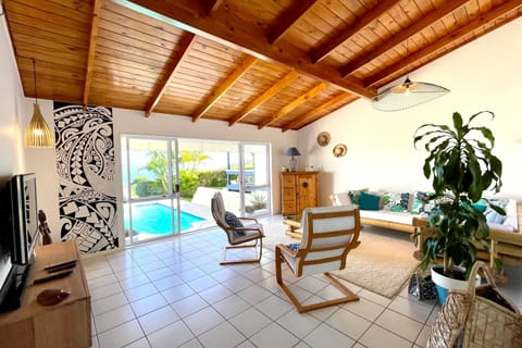 Villa Tiare amazing view - private pool - 4 bedrooms- up to 7 pers Villa in Tahiti