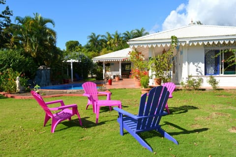 Villa Tangara - Faa'a - Tahiti - 3 bedrooms - pool and lagon view - 6 pers Chalet in Fa'a'ā