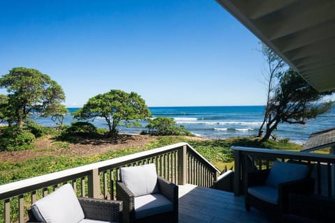 Charming Direct Oceanfront North Shore Beach House House in Maui