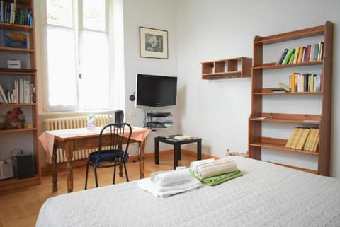 Bed, Library, Photo of the whole room, Bedroom, towels