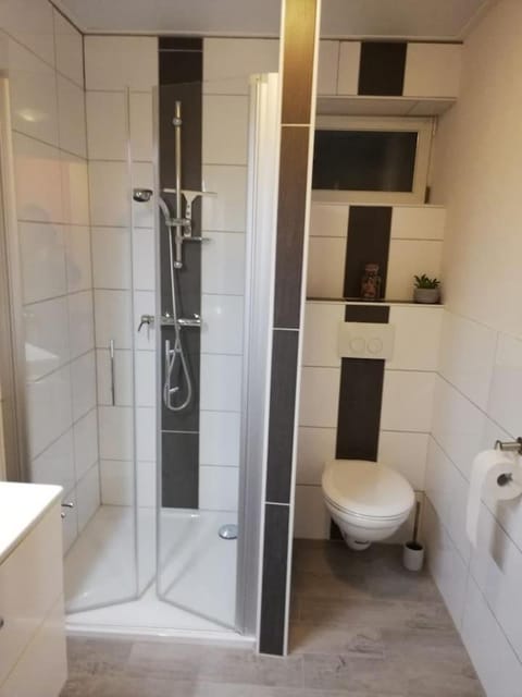 Shower, Toilet