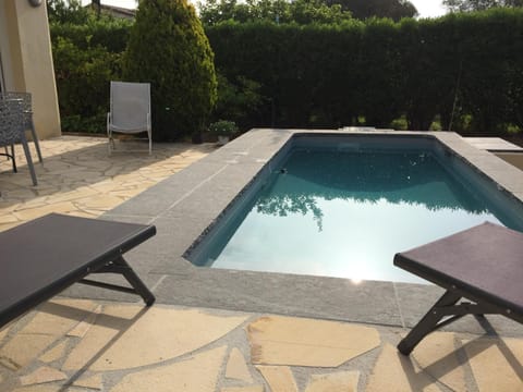 Villa L'Adret et sa piscine Chalet in Antibes