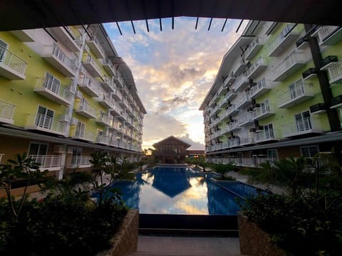 Property building, Day, Pool view, Swimming pool, Swimming pool