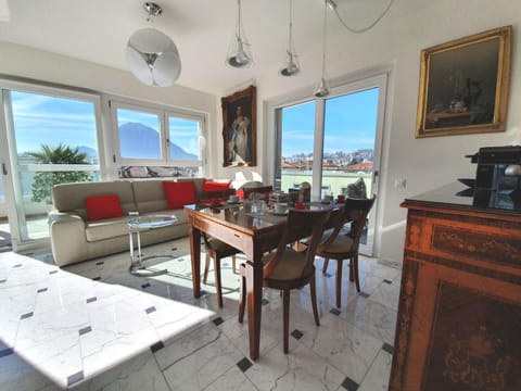 TV and multimedia, Coffee/tea facilities, Living room, Seating area, Dining area